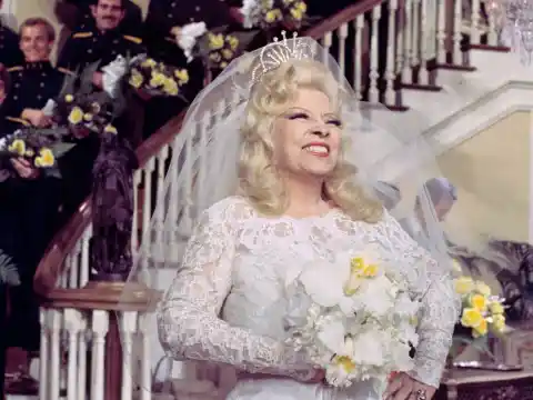 Imagen 1 de Una mujer de 85 años vestida de novia: la historia de la última y delirante película de Mae West