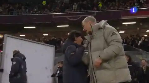 Imagen 1 de Tensión entre Sonia Bermúdez y el técnico alemán tras la Nations: el empujón de Wück en el saludo a la seleccionadora