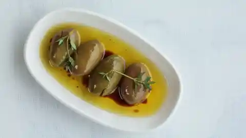 Imagen 1 de Aceitunas aliñadas al vermú, el aperitivo para sorprender a tus invitados que puedes preparar en minutos