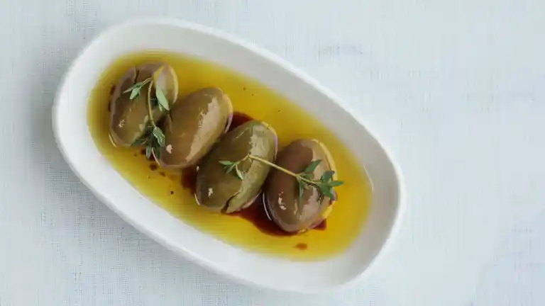 Imagen 1 de Aceitunas aliñadas al vermú, el aperitivo para sorprender a tus invitados que puedes preparar en minutos