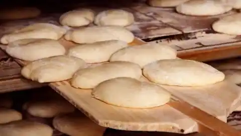 Imagen 1 de Cinco bares imprescindibles para desayunar molletes en Antequera: uno de los desayunos típicos de Málaga