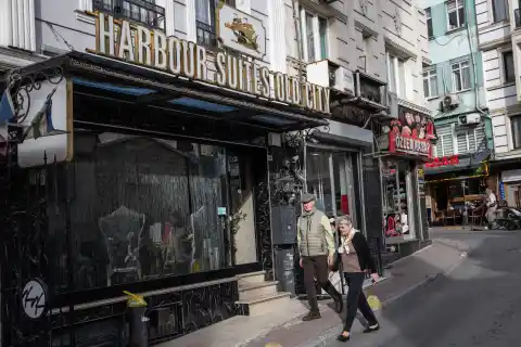 Imagen 1 de Pesticida en el hotel: una familia alemana, con niños de tres y seis años, muere envenenada en Estambul