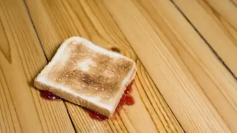 Imagen 1 de Teresa Arnandis, bioquímica, desmonta la regla de los 3 segundos cuando cae comida al suelo