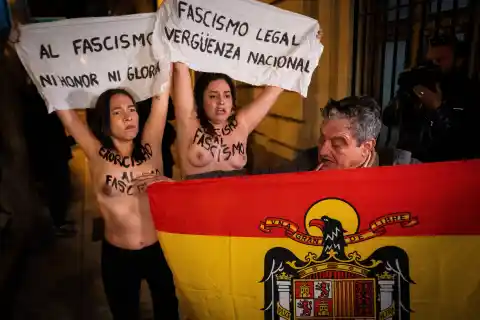 Imagen 1 de Detenido el presunto agresor de dos activistas de Femen a la puerta de la misa por Franco