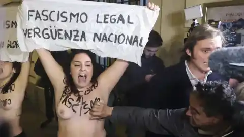 Imagen 1 de Detenido el presunto agresor de dos activistas de Femen en un acto por Franco en Madrid