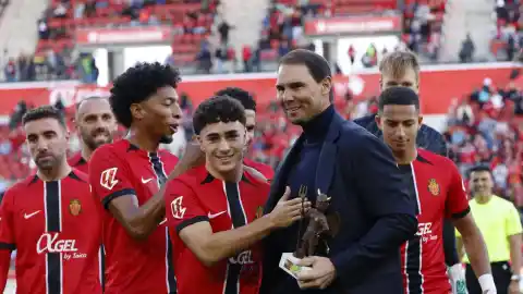 Imagen 1 de Así ha sido el homenaje del Mallorca a Rafa Nadal: le entrega el 'Dimoni d'Honor' por su "humildad y espíritu de superación"