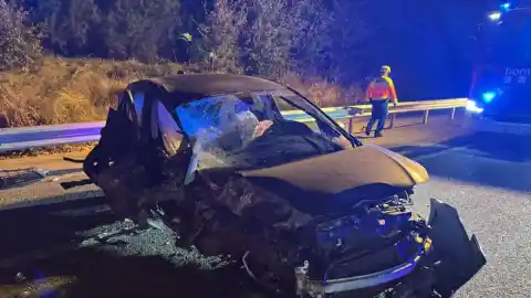 Imagen 1 de Localizado el conductor que circuló en sentido contrario, chocó con un bus y huyó a pie