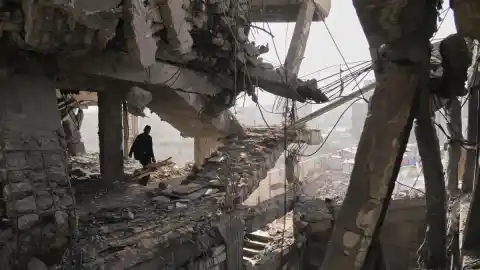 Imagen 1 de Gaza en ruinas tras ataques israelíes, bruma tóxica que asfixia Nueva Delhi y mas imágenes impactantes del día