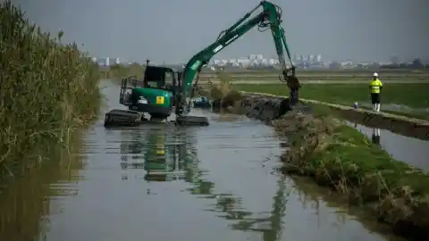 Imagen 1 de Muere un trabajador al quedar atrapado entre dos máquinas en labores de reconstrucción de la DANA