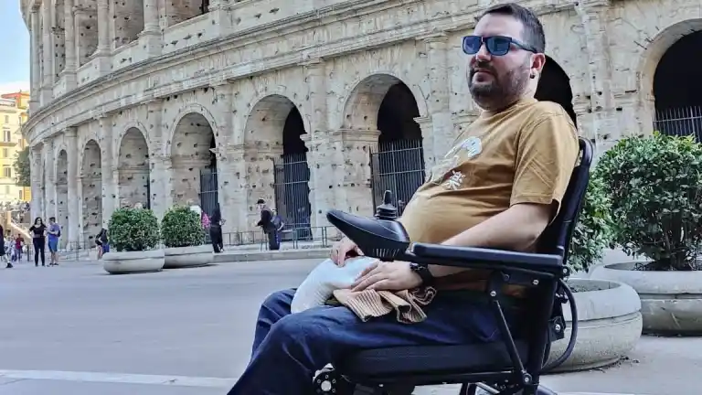 Imagen 1 de Raúl Pérez, con distrofia muscular de cinturas, reivindica su derecho a una vida plena: "Sólo quiero ser uno más"