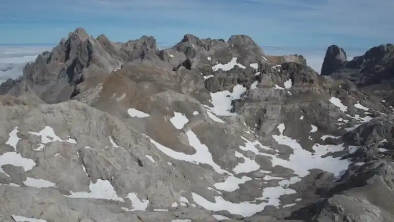 Imagen 1 de Muere el último glaciar leonés, Trasllambrión: "Se queda sin hielo por primera vez en más de 700 años"