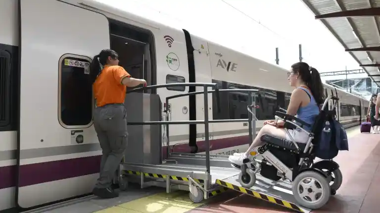 Imagen 1 de Adif Acerca cerrará 2025 con nuevo récord de asistencias a viajeros con discapacidad o movilidad reducida en sus estaciones