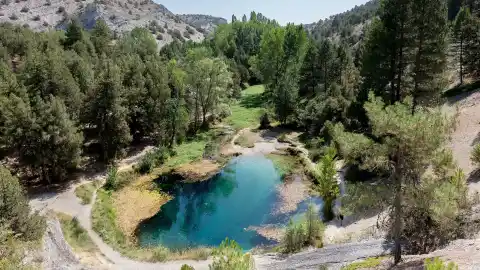 Imagen 1 de La ruta de senderismo hasta un impresionante monumento natural escondido en Soria con forma de ojo de mar