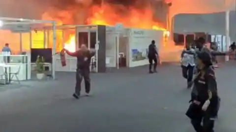 Imagen 1 de Un incendio obliga a evacuar la COP30 de Belém