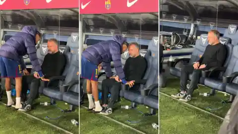 Imagen 1 de La preocupante imagen de Hansi Flick con Raphinha: el brasileño le consoló en el banquillo pese a la victoria del Barça