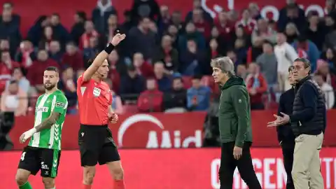 Imagen 1 de El Betis gana un derbi ante el Sevilla que tuvo que ser interrumpido por el lanzamiento de botellas