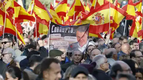 Imagen 1 de Miles de personas acuden a la llamada de Feijóo y llenan el Templo de Debod para protestar contra Sánchez