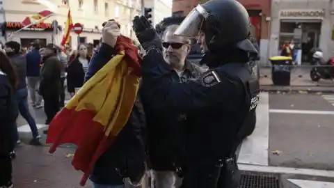 Imagen 1 de "Vox trabaja para Sánchez hasta en domingo": Ayuso denuncia los actos de violencia ante la sede de Ferraz
