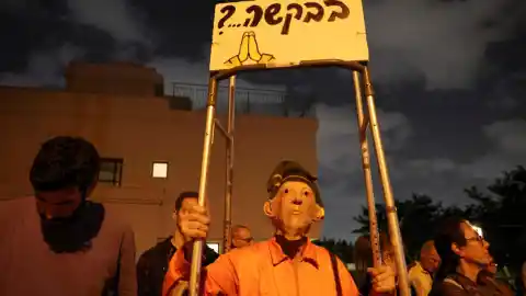 Imagen 1 de Decenas de personas se manifiestan frente a la casa del presidente israelí ante un posible indulto a Netanyahu