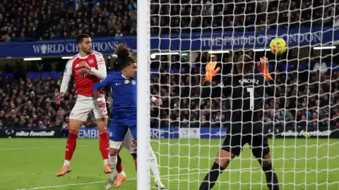 Imagen 1 de La cabeza de Merino permite al Arsenal rescatar un empate ante un Chelsea con 10