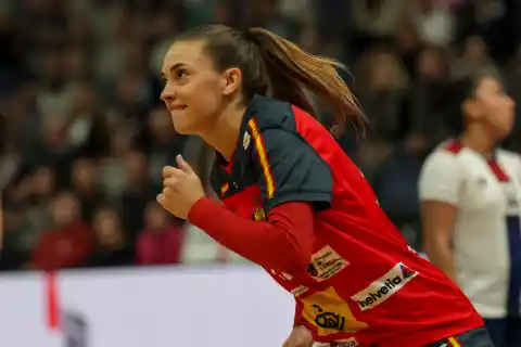 Imagen 1 de La selección femenina de balonmano regresa de las catacumbas y logra un triunfo de gran valor contra Montenegro