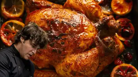 Imagen 1 de Los trucos de Jordi Cruz (47 años) para hacer el pollo asado perfecto: "Hay que sacarlo de la nevera 3 o 4 horas antes de hornearlo"