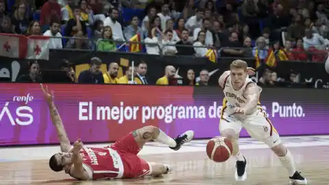 Imagen 1 de España se exhibe ante Georgia y encarrila su pase al Mundial