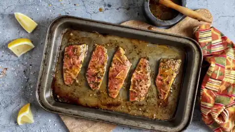 Imagen 1 de Salmonetes al horno con chermoula, un viaje de sabores mediterráneos y marroquíes