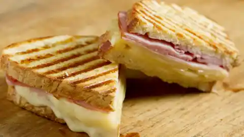 Imagen 1 de Bikini de jamón y queso con salsa de trufa, una receta gourmet rápida