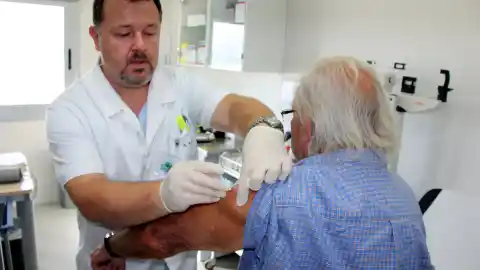 Imagen 1 de Cataluña comienza hoy a vacunar de la gripe a toda la población antes de llegar al pico de contagios