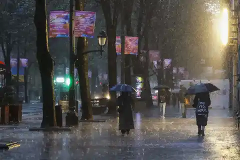 Imagen 1 de La llegada de un frente frío dejará cielos nubosos en la Península y lluvias fuertes en Galicia