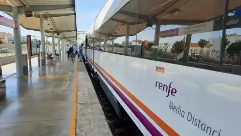 Imagen 1 de Evacuados los 21 pasajeros de un tren tras arderle un motor en Culleredo