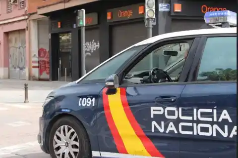 Imagen 1 de Una furgoneta se da a la fuga tras atropellar a una mujer de 50 años en Madrid