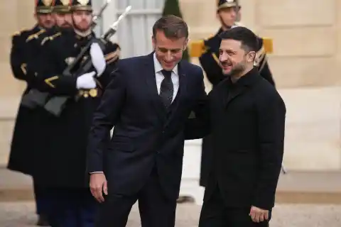 Imagen 1 de Macron cree que solo Ucrania puede decidir sobre su territorio y Zelenski pide que no se premie a Rusia por la guerra