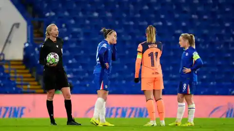 Imagen 1 de Apagón en Stamford Bridge en el partido del Barça de la Champions femenina: el duelo estuvo parado