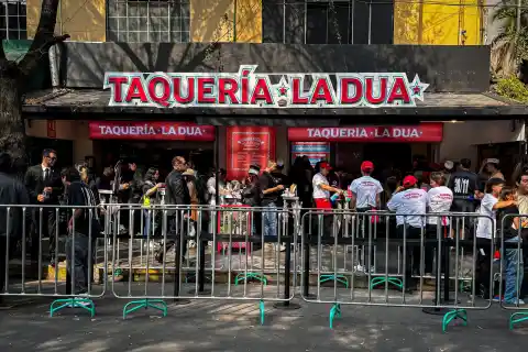 Imagen 1 de La taquería temporal de Dua Lipa genera caos y furor en las calles de Ciudad de México
