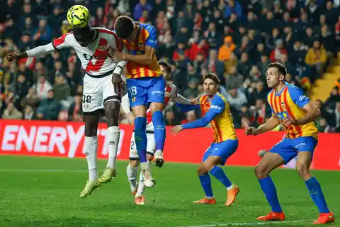 Imagen 1 de Rayo y Valencia empatan en Vallecas un partido muy disputado
