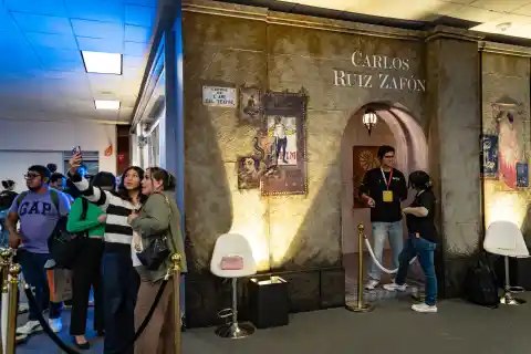 Imagen 1 de Los amigos de Carlos Ruiz Zafón lo traen de vuelta a la gran feria de los libros