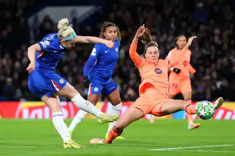 Imagen 1 de Un Barça incómodo empata ante un Chelsea asfixiante  en la Champions