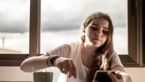 Imagen 1 de “Cuando comemos distraídos, ingerimos más calorías y menos alimentos saludables”: cómo evitar las pantallas a la hora de comer puede mejorar nuestros hábitos alimenticios