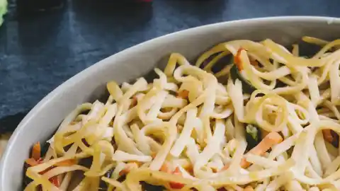 Imagen 1 de Tallarines con gambas y verduras, la receta asiática más famosa que puedes hacer por menos de 3 euros