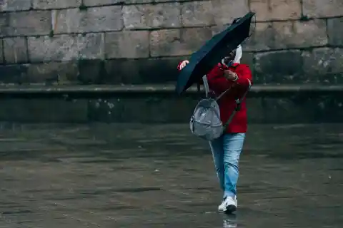 Imagen 1 de Siete comunidades activan avisos por nieve, viento y mala mar este martes