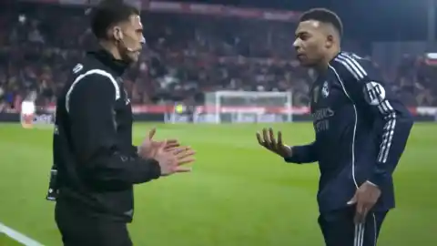 Imagen 1 de El tenso cara a cara de Kylian Mbappé con el árbitro: "Mírame cuando te hablo"