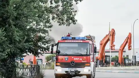 Imagen 1 de Un vecino y dos policías heridos tras la explosión en un bloque de pisos de Toledo
