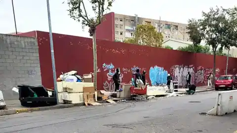 Imagen 1 de Dos periodistas agredidos por ocupas del edificio B9 de Badalona