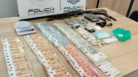 Imagen 1 de Desmantelado un 'narcopiso' en Carabanchel con drogas, una escopeta y 40 décimos de lotería de Navidad