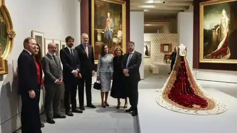 Imagen 1 de El rey inaugura la muestra que desvela la cara más desconocida de su bisabuela, Victoria Eugenia: lectora, deportista, fumadora...