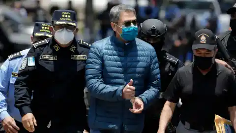 Imagen 1 de El expresidente de Honduras Juan Orlando Hernández, indultado por Trump de su condena por narcotráfico, sale de prisión