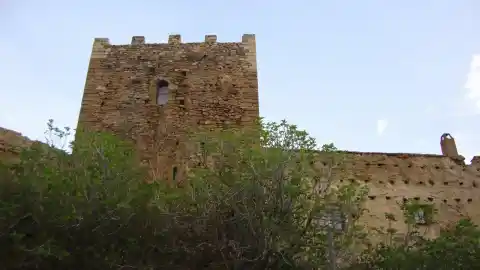 Imagen 1 de El castillo a una hora de Zaragoza reconvertido en un hotel: torres, patio de armas y decoración de época