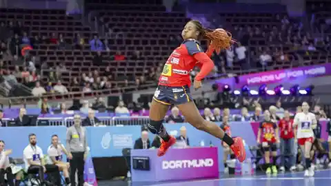 Imagen 1 de España se desploma en 10 minutos nefastos, desperdicia 6 goles de renta y cae ante Serbia